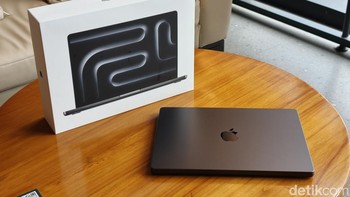 MacBook Pro 14 inch M5 tersedia dalam dua pilihan warna klasik, yakni Space Black dan Silver. Berikut adalah daftar harga resmi untuk pasar Indonesia: MacBook Pro M5 14 inch (16/512 GB): Rp 27.999.000 MacBook Pro M5 14 inch (16 GB/1 TB): Rp 31.499.000 MacBook Pro M5 14 inch (24 GB/1 TB): Rp 34.499.000 Foto: Adi Fida Rahman/detikINET