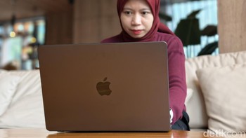Salah satu nilai jual utama bagi pengguna dengan mobilitas tinggi di Jakarta dan kota besar lainnya adalah daya tahan baterai. MacBook Pro M5 diklaim memiliki ketahanan baterai hingga 24 jam, rekor paling irit untuk lini MacBook Pro sejauh ini. Foto: Adi Fida Rahman/detikINET