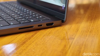 Sisi kanan terdapat poer HDMI, USB-C dan SD Card reader. Foto: Adi Fida Rahman/detikINET