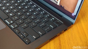 Apple menyematkan enam speaker dengan dukungan Spatial Audio, serta tiga mikrofon studio-quality. Tidak ketinggalan ada sensor Touch ID di tombol power untuk meningkatkan keamanan perangkat. Foto: Adi Fida Rahman/detikINET