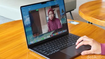 Untuk kebutuhan komunikasi dan hiburan, laptop ini dibekali kamera 12 MP dengan Center Stage,Foto: Adi Fida Rahman/detikINET