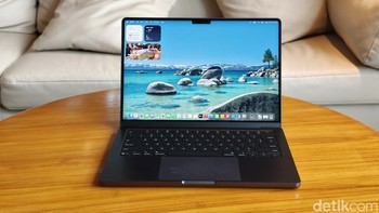 laptop ini mempertahankan layar Liquid Retina XDR 14 inch dengan kecerahan puncak 1.600 nits (HDR) dan 1.000 nits (SDR). Fitur ini memanjakan mata para desainer grafis dan editor video. Apple juga menyediakan opsi nano-texture glass untuk kenyamanan visual di berbagai kondisi pencahayaan. Foto: Adi Fida Rahman/detikINET