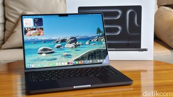 Laptop ini menjalankan macOS Tahoe, sistem operasi terbaru Apple yang membawa fitur berbasis Apple Intelligence. Beberapa di antaranya adalah Live Translation di FaceTime dan Messages, serta aplikasi Shortcuts yang kini bisa terintegrasi langsung dengan model AI. Apple juga memperkenalkan bahasa desain baru Liquid Glass, yang menghadirkan menu bar transparan dan tampilan antarmuka yang lebih modern. Foto: Adi Fida Rahman/detikINET