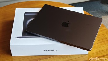 Chip ini membawa GPU generasi baru dengan Neural Accelerator di setiap intinya. Apple mengklaim performa AI pada perangkat ini 3,5 kali lebih cepat dan grafis 1,6 kali lebih kencang dibandingkan generasi sebelumnya, M4. Foto: Adi Fida Rahman/detikINET