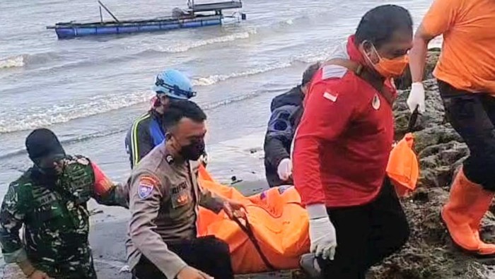 Evakuasi mayat tanpa kepala di Situbondo