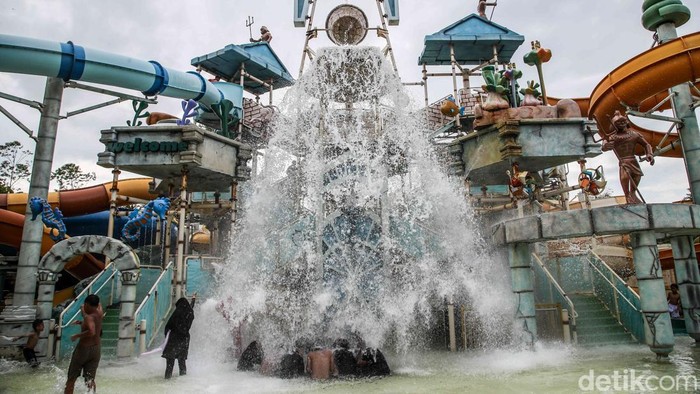Sejumlah pengunjung menikmati berbagai wahana air di kawasan Atlantis, Taman Impian Jaya Ancol, Jakarta Utara, Jumat (16/1/2026). Pengunjung memanfaatkan momen libur Isra Miraj untuk berlibur bersama keluarga dan kerabat.