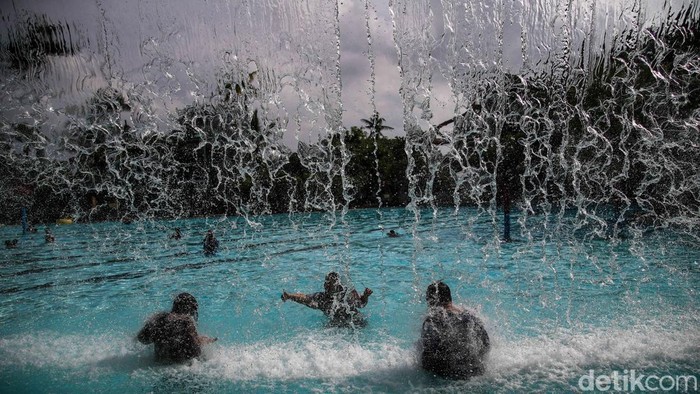 Sejumlah pengunjung menikmati berbagai wahana air di kawasan Atlantis, Taman Impian Jaya Ancol, Jakarta Utara, Jumat (16/1/2026). Pengunjung memanfaatkan momen libur Isra Miraj untuk berlibur bersama keluarga dan kerabat.