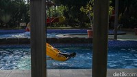 Anak-anak tampak antusias mencoba wahana permainan air, sementara orang tua menikmati suasana santai di sekitar kolam sambil mengawasi buah hati mereka. Sejumlah pengunjung juga memanfaatkan momen ini untuk beristirahat sejenak dari rutinitas kerja dan aktivitas sehari-hari.
