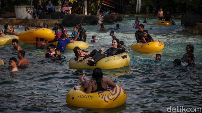 Sejumlah pengunjung menikmati berbagai wahana air di kawasan Atlantis, Taman Impian Jaya Ancol, Jakarta Utara, Jumat (16/1/2026). Pengunjung memanfaatkan momen libur Isra Miraj untuk berlibur bersama keluarga dan kerabat.