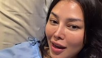 Mutia Ayu menjalani operasi hidung kemarin lusa di Bangkok Thailand. Kenapa gak di Korea? Aku gak mau, karena menurut aku karakter wajah aku ini lebih cocok hidungnya dibuat di Thailand daripada Korea, tulisnya dilihat di Instagram, Jumat (16/1/2026). (Foto: dok Instagram mutia_ayuu)