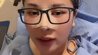 Ini momen setelah Mutia Ayu dioperasi hidung. Taraa aku sudah sadar, tulisnya. (Foto: dok Instagram mutia_ayuu)