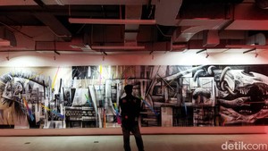 Pameran tunggal bertajuk “Pinata” menjadi ruang refleksi personal bagi seniman Herzven atas peristiwa kebakaran rumah yang pernah dialaminya. Pameran ini menghadirkan karya-karya instalasi yang sebagian besar memanfaatkan sisa material dari rumahnya yang terbakar.