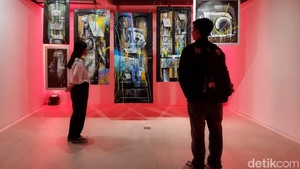 Pengunjung melihat pameran tunggal Herzven bertajuk “Pinata” hadir di Nirmana Falatehan, Melawai, Jakarta Selatan, Jumat (16/1/2026).