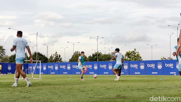 Para pemain Persib berlatih di lapangan pendamping Stadion GBLA.