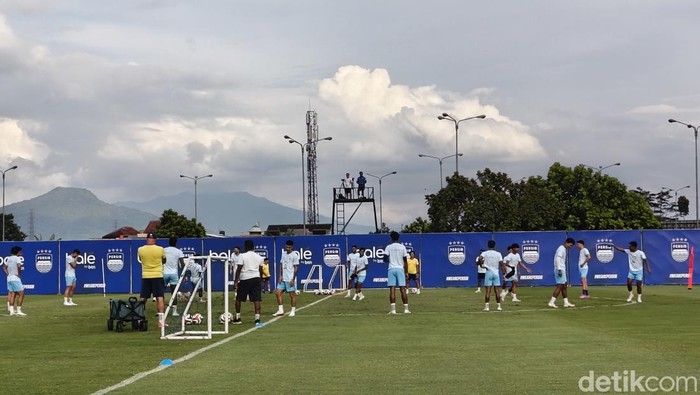 Ada yang Hilang hingga Berwajah Dingin di Latihan Persib