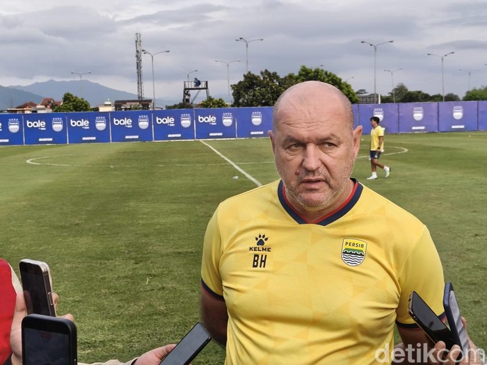 Pelatih Persib Bandung Bojan Hodak