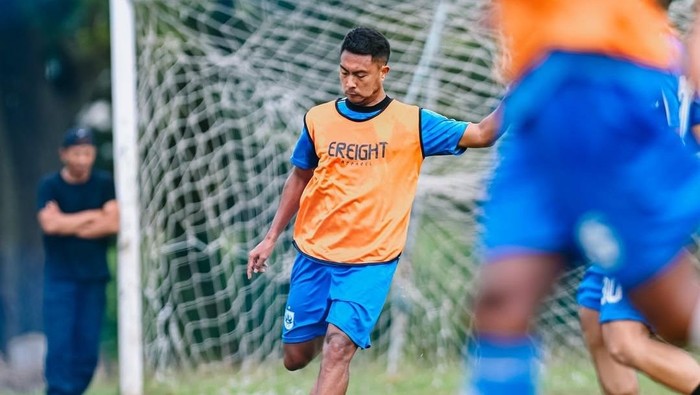 Pemain PSIS, Gustur Cahyo dalam sesi latihan tim.