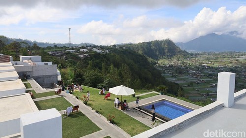 Pemandangan salah satu penginapan di sisi barat Gunung Batur, Kecamatan Kintamani, Bangli, Bali, Sabtu (28/6/2025). (Foto: Aryo Mahendro/detikBali)