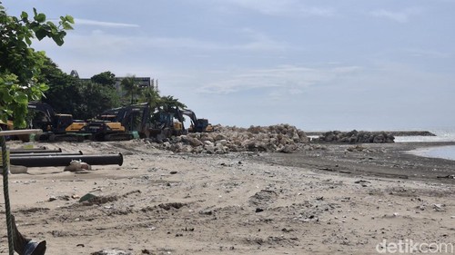 Pemasangan breakwater di Pantai Kuta. Jumat (16/1/2026) (Fabiola Dianira)