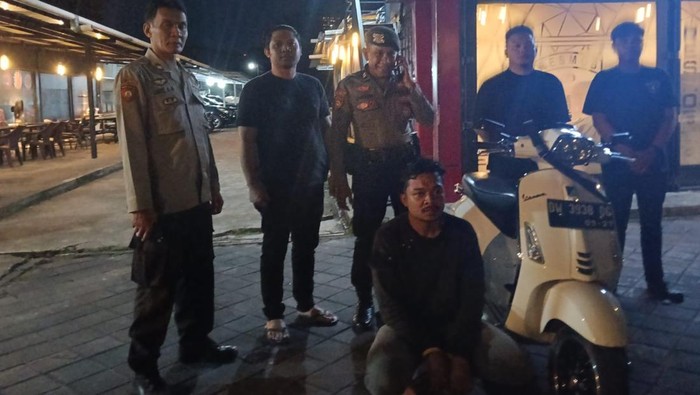 Pemuda di Makassar Rampas HP Pelajar Modus Ngaku Polisi Narkoba