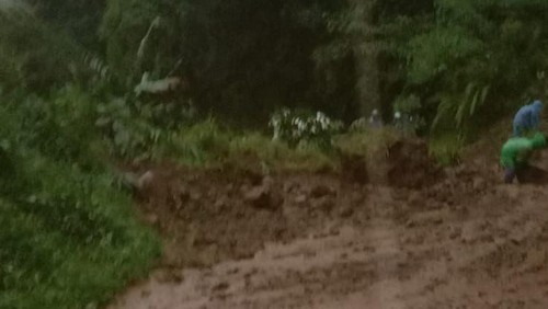 Penanganan tanah longsor dan pohon tumbang di jalur Antosari-Seririt di Desa Sanda, Kecamatan Pupuan, Tabanan yang sempat tertutup tanah longsor, Kamis (15/1/2026).