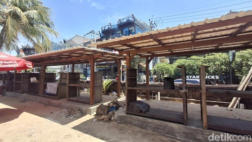 Pergola kayu di Pantai Kuta yang dipersiapkan untuk pedagang kuliner, Jumat (16/1/2026)(Fabiola Dianira)