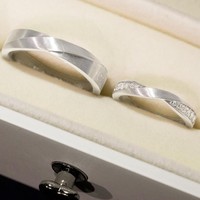 Pada cincin pengantin wanita, setengah bagian band dihiasi barisan berlian kecil yang tersusun presisi, menghasilkan kilau lembut tapi konsisten dari berbagai sudut. Sentuhan geometris modern berpadu dengan proporsi seimbang, menciptakan tampilan yang tak lekang oleh waktu. (Foto: Dok. Adelle Jewelry)