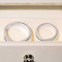 Bagi pasangan ini, cincin pernikahan bukan sekadar aksesori, melainkan simbol komitmen jangka panjang yang dirancang untuk menemani perjalanan hidup mereka. Wedding ring Darma dan Patricia mengusung desain band yang terinspirasi dari bentuk infinity, melambangkan cinta tanpa akhir. (Foto: Dok. Adelle Jewelry)