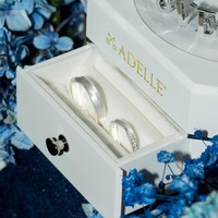 Bukan sekadar pelengkap tampilan, perhiasan pengantin putra Tommy Soeharto dan istrinya tersebut menjadi representasi komitmen dan gaya yang timeless. Salah satu elemen yang menjadi sorotan adalah keputusan Darma dan Patricia untuk memilih custom wedding ring dari Adelle Jewellery. (Foto: Dok. Adelle Jewelry)