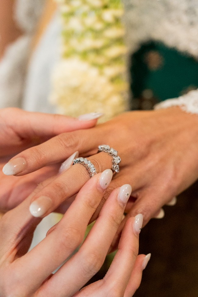 Pilihan desain ini mencerminkan pendekatan personal keduanya: sederhana, bermakna, dan berfokus pada kualitas pengerjaan. Tak kalah mencuri perhatian, penampilan Patricia saat akad nikah tampil memukau dengan sentuhan perhiasan dari Adelle Jewellery yang dirancang untuk menonjolkan keanggunan alami. (Foto: Dok. Adelle Jewelry)