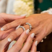 Pilihan desain ini mencerminkan pendekatan personal keduanya: sederhana, bermakna, dan berfokus pada kualitas pengerjaan. Tak kalah mencuri perhatian, penampilan Patricia saat akad nikah tampil memukau dengan sentuhan perhiasan dari Adelle Jewellery yang dirancang untuk menonjolkan keanggunan alami. (Foto: Dok. Adelle Jewelry)