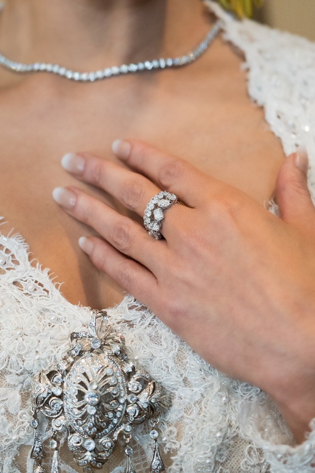 Tampilan tersebut disempurnakan dengan Radiant Diamond Earrings berpotongan radiant dengan efek ice-crushed. Dikelilingi halo micro diamond, anting ini memancarkan kilau refined yang lembut, menjaga fokus tetap pada riasan dan keseluruhan bridal look Patricia. (Foto: Dok. Adelle Jewelry)