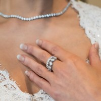 Tampilan tersebut disempurnakan dengan Radiant Diamond Earrings berpotongan radiant dengan efek ice-crushed. Dikelilingi halo micro diamond, anting ini memancarkan kilau refined yang lembut, menjaga fokus tetap pada riasan dan keseluruhan bridal look Patricia. (Foto: Dok. Adelle Jewelry)