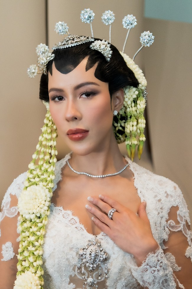 Sebagai sentuhan akhir, Patricia memilih teknik ring stacking dengan Oval Half Eternity Ring dan Multishape Diamond Ring. Kombinasi ini menghadirkan harmoni bentuk dan karakter, menjadi refleksi visual dari dua pribadi yang kini bersatu dalam satu komitmen. (Foto: Dok. Adelle Jewelry)