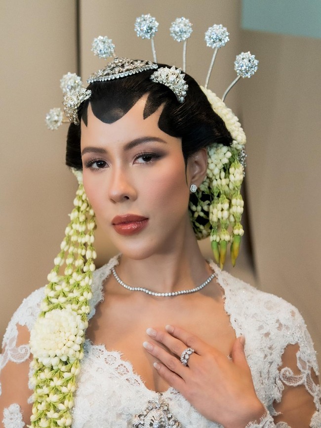 Foto: Detail Perhiasan Mewah untuk Pernikahan Anak Tommy Soeharto dan Istri