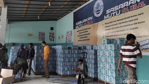 Suasana di Perusahaan AMDK istri eks Wali Kota Bima, Ellya Alwaini Muhammad Lutfi, beberapa waktu lalu. (Dok. Rafiin/detikBali)