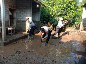 Banjir Setinggi Dada Terjang Pekutatan Jembrana, Dapur Warga Hanyut