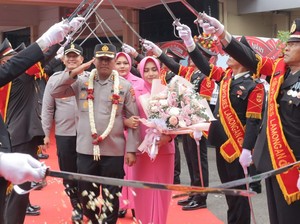 Tari Boran Sambut Kedatangan Kapolres Baru Lamongan AKBP Arif Fazlurrahman