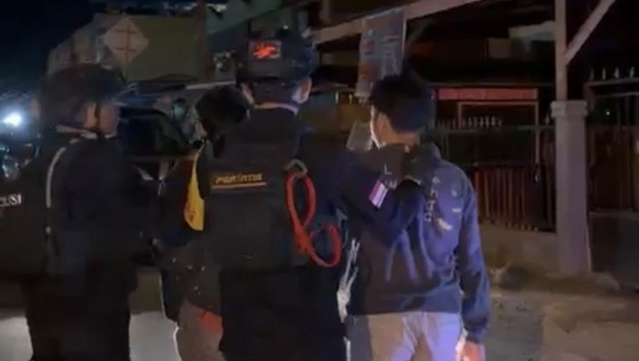 Polisi menangkap 2 remaja yang terlibat tawuran di Kendari.