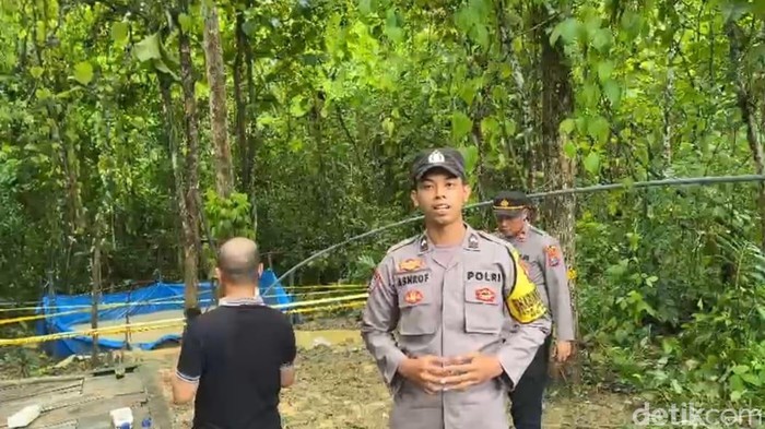 Polisi pasang police line di sumur bor Sampang yang keluarkan gas