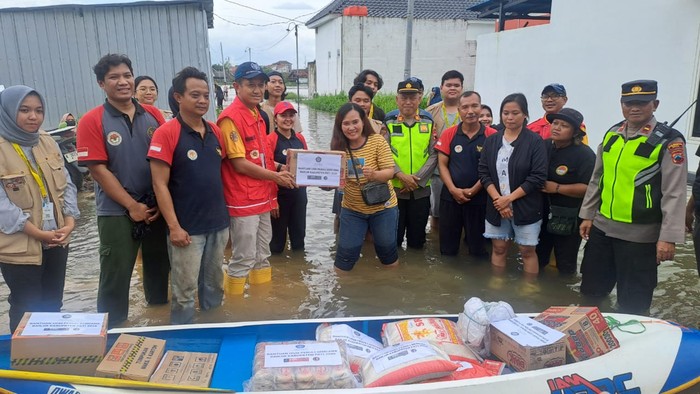 Polsek Juwana saat mendirikan posko dan dapur umum untuk membantu warga terdampak banjir di Kecamatan Juwana, Kabupaten Pati.