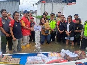 Polisi Pati Buka Dapur Umum untuk Korban Banjir, Warga: Sangat Bantu Kami