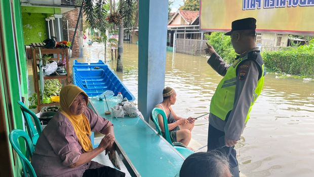 Polsek Juwana saat mendirikan posko dan dapur umum untuk membantu warga terdampak banjir di Kecamatan Juwana, Kabupaten Pati.