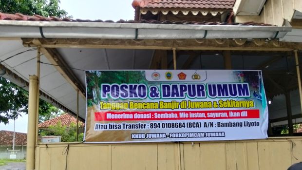 Polsek Juwana saat mendirikan posko dan dapur umum untuk membantu warga terdampak banjir di Kecamatan Juwana, Kabupaten Pati.