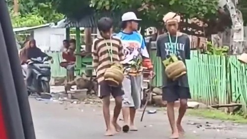 Potongan video dua Pemuda yang diduga sebagai pelaku pencurian tabung gas di Kecamatan Kilo, Dompu, NTB. (Tangkapan layar)