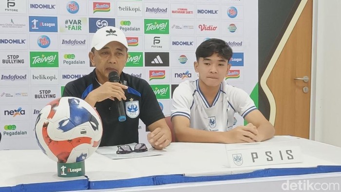Pelatih PSIS, Jafri Satra bersama pemain dalam sesi jumpa pers di Stadion Jatidiri, Semarang, Jumat (16/1/2026).