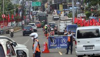 Untuk mengurai kepadatan, polisi memberlakukan sistem satu arah atau one way di jalur tersebut. ANTARA FOTO/Yulius Satria Wijaya