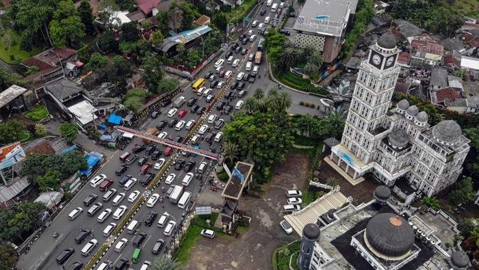 Kepadatan kendaraan menuju kawasan wisata Puncak, Ciawi, Kabupaten Bogor, Jawa Barat, Jumat (16/1/2026). Menurut Satlantas Polres Bogor terhitung sejak pukul 05.00 WIB-07.000 WIB sebanyak 3.300 kendaraan masuk kawasan Puncak pada libur Isra Miraj, dan diberlakukan sistem satu arah (one way) untuk mengurai kepadatan kendaraan. ANTARA FOTO/Yulius Satria Wijaya/bar