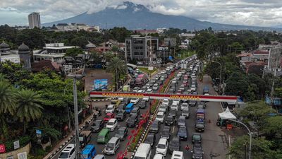 Puncak Bogor Dipadati Kendaraan Saat Libur Isra Miraj