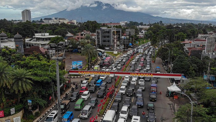 Kepadatan kendaraan menuju kawasan wisata Puncak, Ciawi, Kabupaten Bogor, Jawa Barat, Jumat (16/1/2026). Menurut Satlantas Polres Bogor terhitung sejak pukul 05.00 WIB-07.000 WIB sebanyak 3.300 kendaraan masuk kawasan Puncak pada libur Isra Miraj, dan diberlakukan sistem satu arah (one way) untuk mengurai kepadatan kendaraan. ANTARA FOTO/Yulius Satria Wijaya/bar